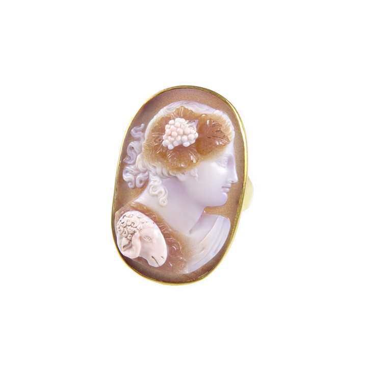 Early 19th century agate carved cameo ring featuring a Bacchante